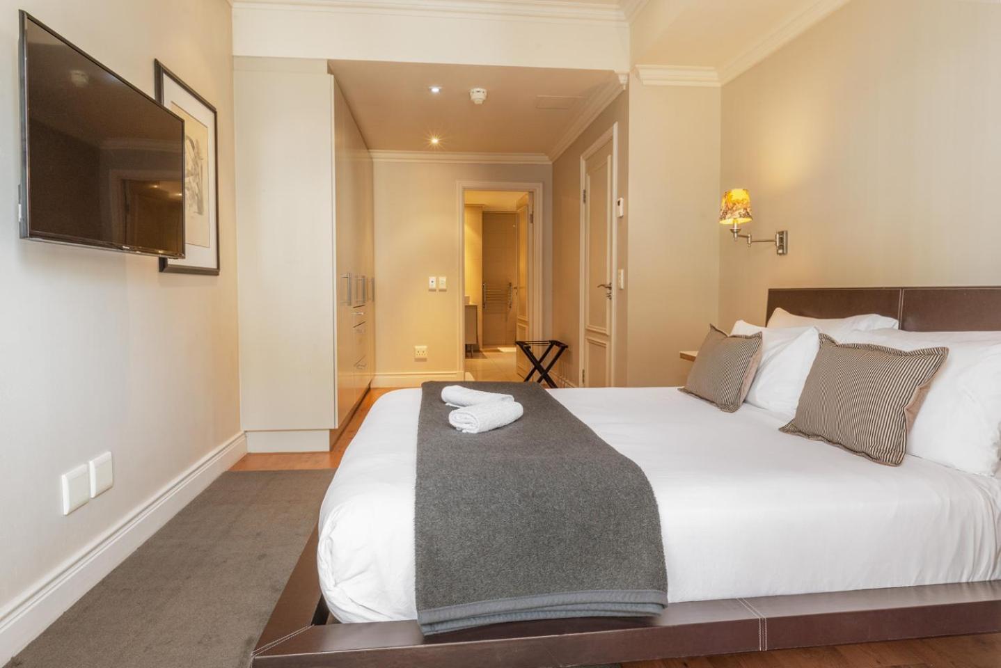 Cape Royale Luxury By Nivar Cape Town Exterior photo